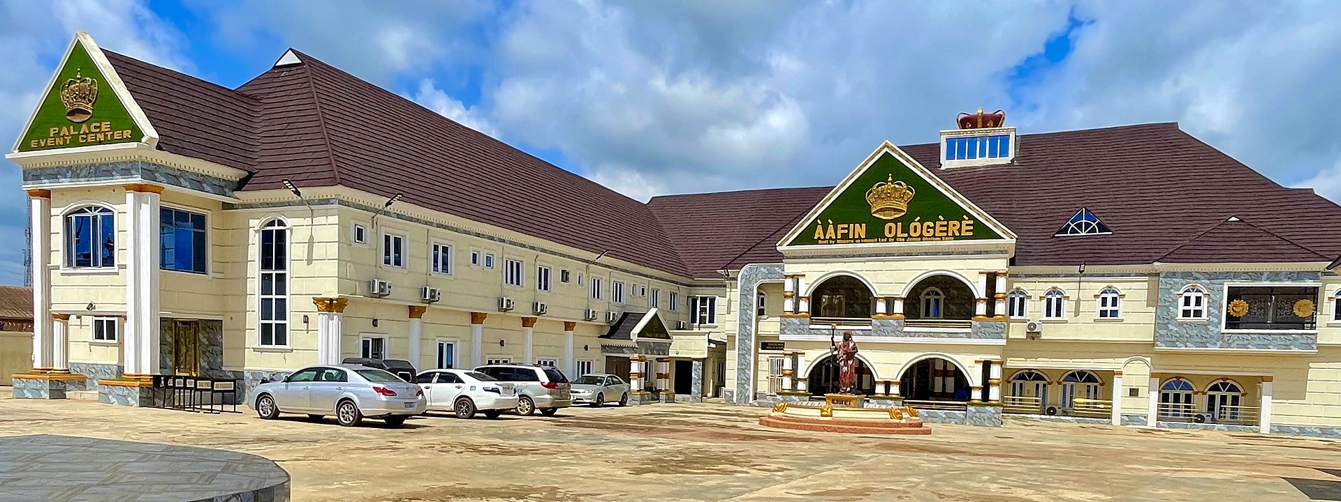 Wide view of Ààfin Ológèrè, the Palace of the Ologere of Ogere Remo.